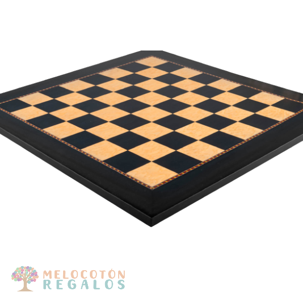Vista frontal de tablero de ajedrez gambito de dama de 45x45 cm de madera de tulipe