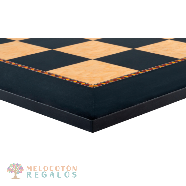 Vista frontal de tablero de ajedrez gambito de dama de 50x50 cm de madera de tulipe