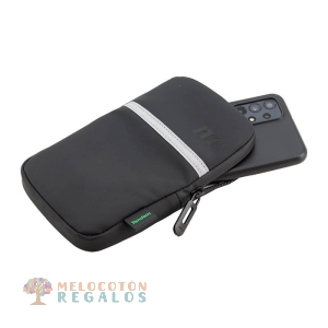 Vista frontal de bandolera portadocumentos waterproof de una cremallera.