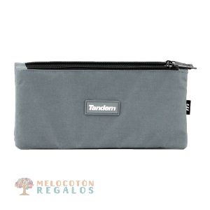 Vista trasera de estuche portatodo triple.