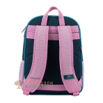 Vista trasera de mochila escolar de primaria.