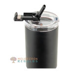 Vista de detalle de taza térmica de acero inoxidable.