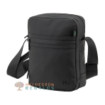 Vista frontal de bandolera resistente al agua de hombre.