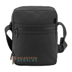 Vista frontal de bandolera resistente al agua de hombre.