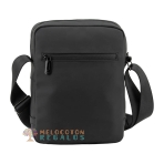 Vista trasera de bandolera resistente al agua de hombre.