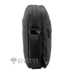 Vista lateral de bandolera resistente al agua de hombre.