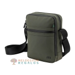 Vista frontal de bandolera resistente al agua de hombre.