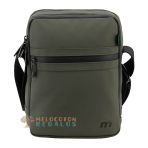 Vista frontal de bandolera resistente al agua de hombre.