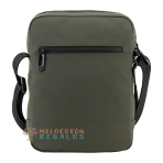 Vista trasera de bandolera resistente al agua de hombre.