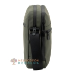 Vista lateral de bandolera resistente al agua de hombre.