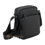 Vista frontal de bandolera resistente al agua de hombre.