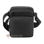 Vista frontal de bandolera resistente al agua de hombre.