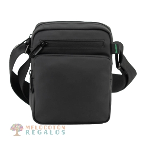 Vista frontal de bandolera resistente al agua de hombre.