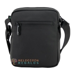 Vista trasera de bandolera resistente al agua de hombre.