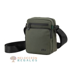 Vista frontal de bandolera resistente al agua de hombre.