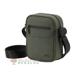 Vista trasera de bandolera resistente al agua de hombre.