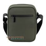 Vista trasera de bandolera resistente al agua de hombre.