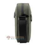 Vista lateral de bandolera resistente al agua de hombre.