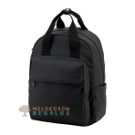 Vista frontal de mochila bolso resistente al agua.