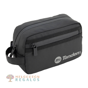 Vista frontal de neceser de viaje resistente al agua.